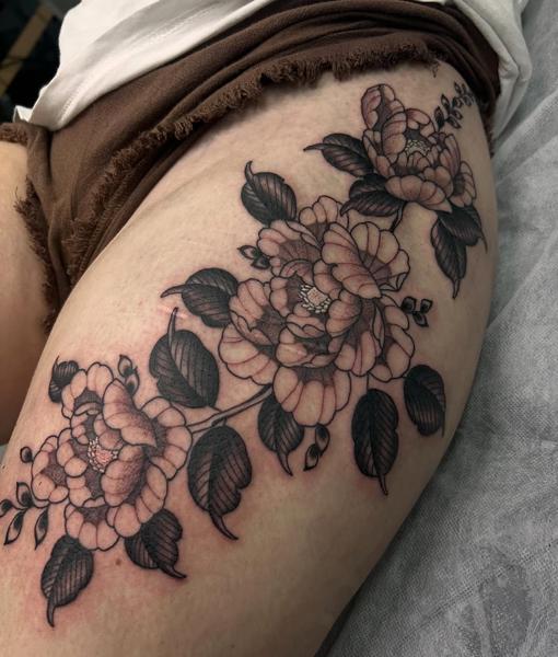 Blackwork floral design tattoo by @trav.tatts