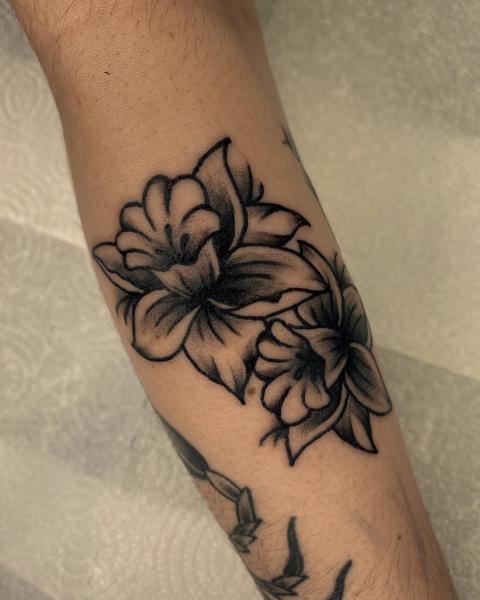 Blackwork floral design tattoo by @usual_suspect_ttt