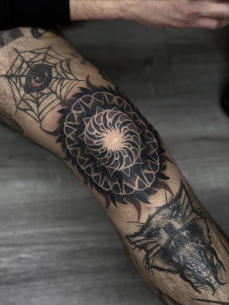 Blackwork geometric spiral tattoo by @el.vittta