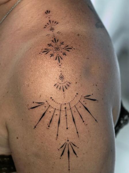 Fine line ornamental pattern tattoo by @el.vittta