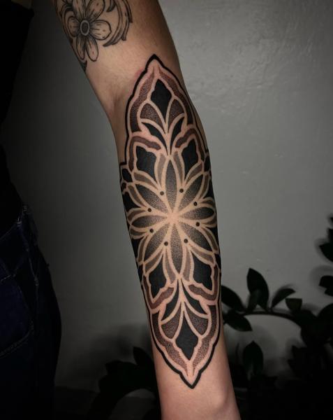 Blackwork ornamental mandala tattoo by @el.vittta