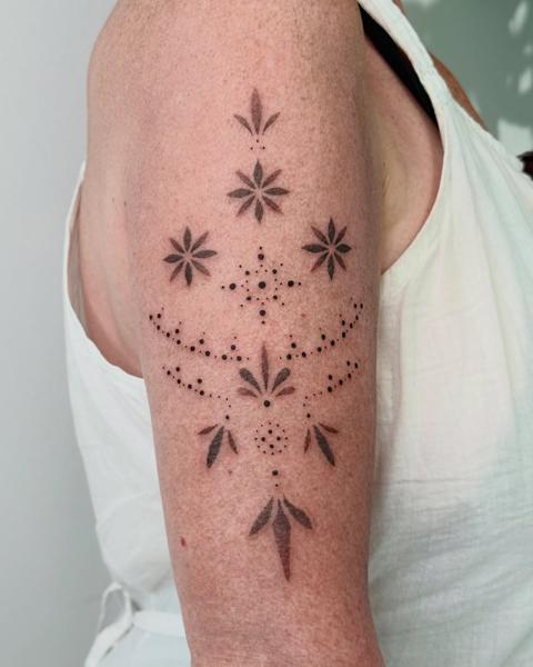 Dotwork geometric floral tattoo by @el.vittta