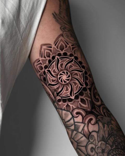 Blackwork mandala pattern tattoo by @el.vittta