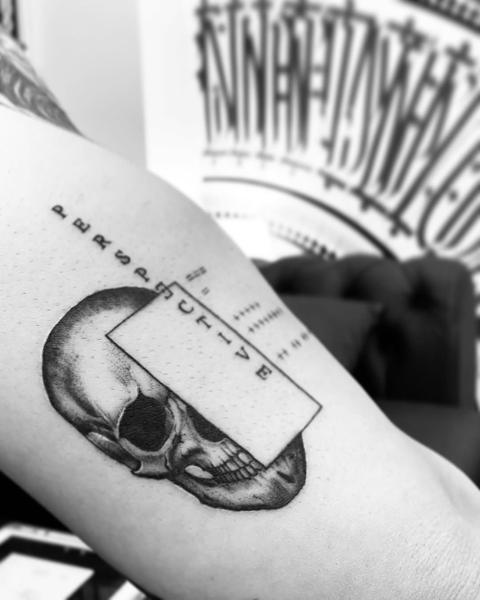 Blackwork geometric skull tattoo by @vanillaflows