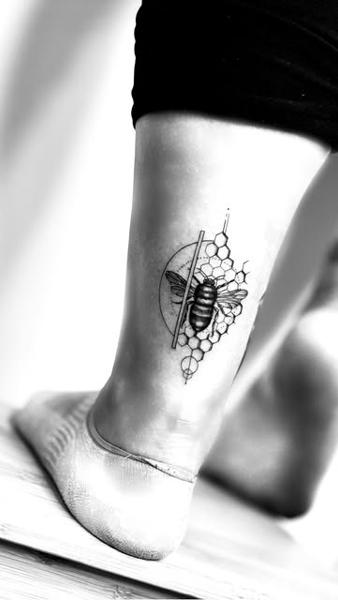Fine line geometric bee tattoo by @vanillaflows