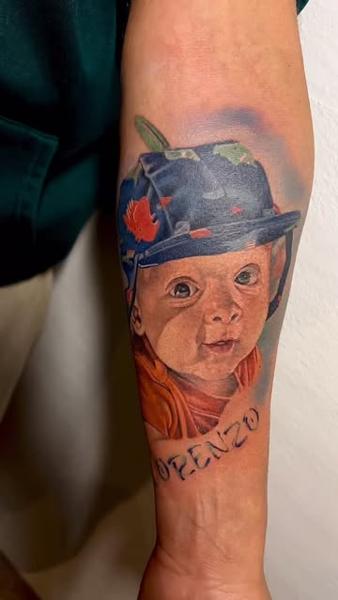 Realism portrait baby portrait hat tattoo by @venceslau.santos