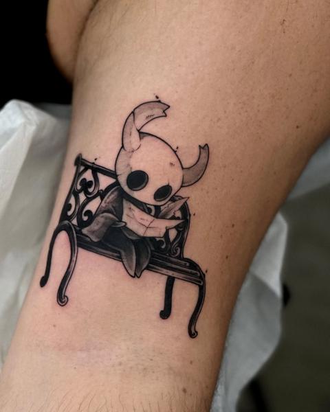 Illustrative hollow knight character tattoo by @vitoortattoo