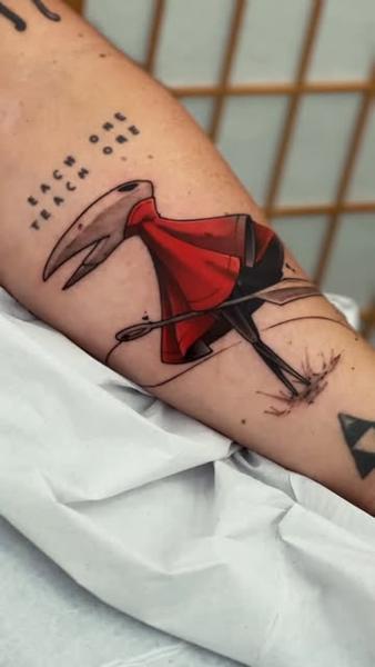 Illustrative hollow knight character tattoo by @vitoortattoo