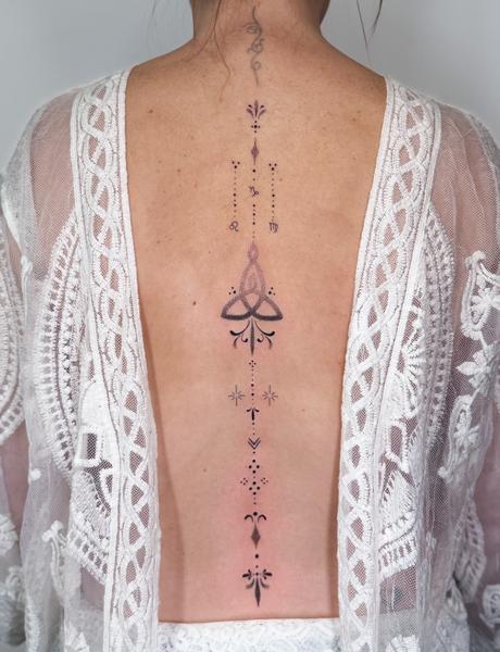 Fine Line ornamental spine tattoo by @vivi_b_tattoo
