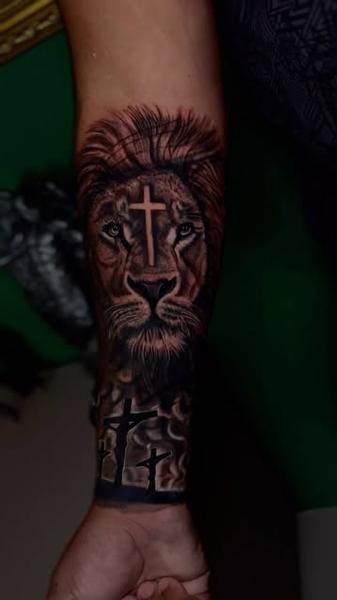 Realism lion cross tattoo by @wagnervibes_tattoo