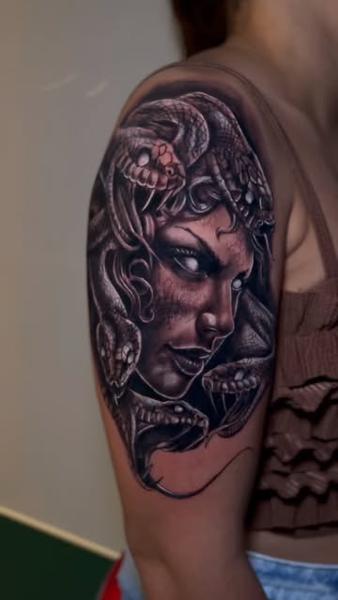 Realism medusa portrait tattoo by @wagnervibes_tattoo