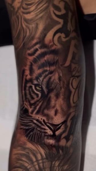 Realism tiger portrait tattoo by @wagnervibes_tattoo