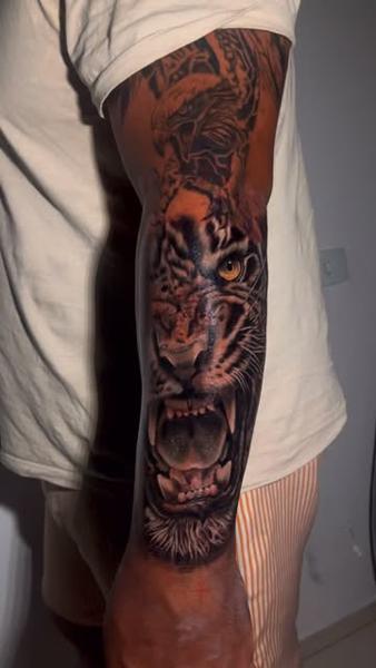 Realism roaring tiger eagle tattoo by @wagnervibes_tattoo