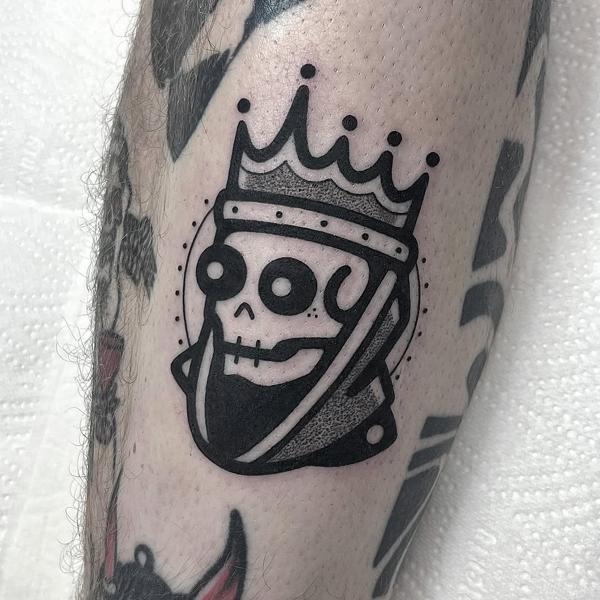 Traditional crowned skull tattoo by @anshin_anshin_tattoo