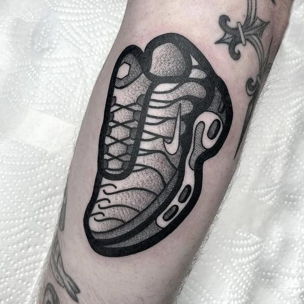 Blackwork sneaker tattoo by @anshin_anshin_tattoo