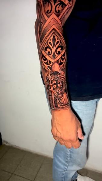 Black and grey ornamental templar knight ornamental tattoo by @willians_tattoo
