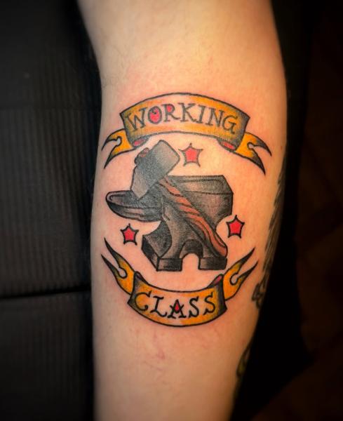 Traditional anvil and hammer tattoo by @elpincheloco