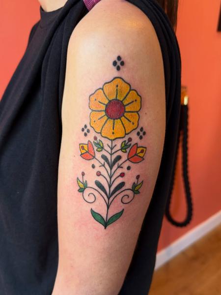 Traditional floral design tattoo by @elpincheloco