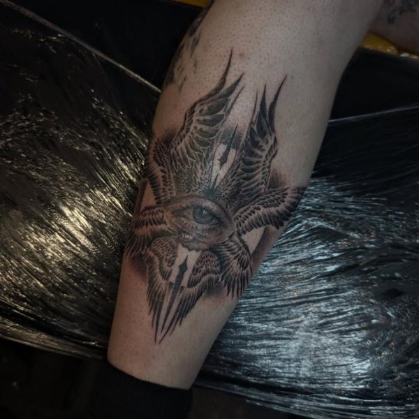 Blackwork eye with wings tattoo by @grit_ur_teeth