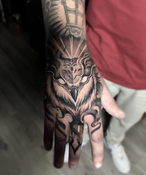 Black and grey realism owl head tattoo by @yolandaorlandi
