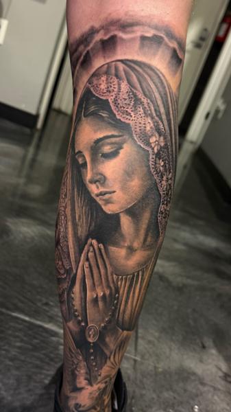 Realism praying woman tattoo by @zamor_art