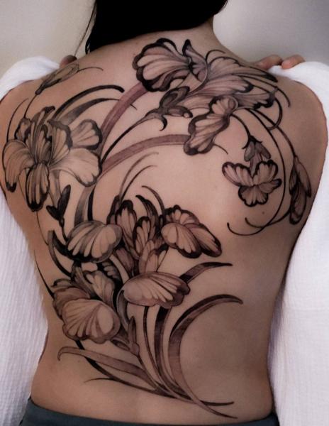 Blackwork floral design tattoo by @zozutattoo