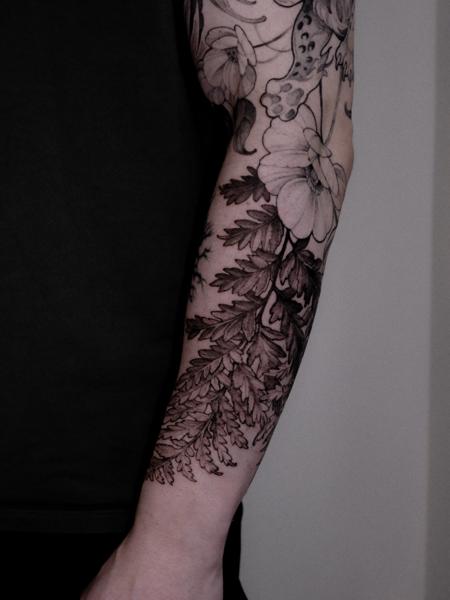 Blackwork floral foliage tattoo by @zozutattoo